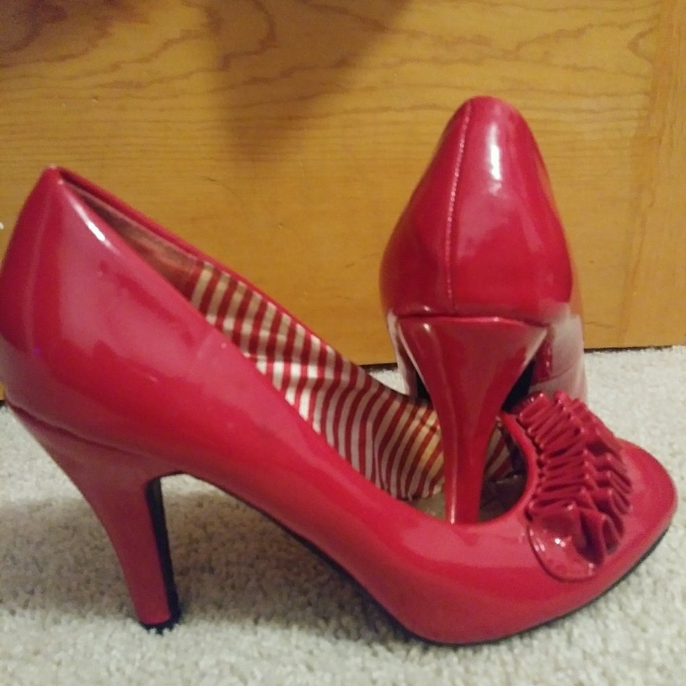 Sz 7 red pumps